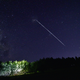Satelliti che sfrecciano nel cielo.